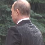 プーチン大統領が戦死者の式典でびしょ濡れになった理由…傘をささなかった理由がカッコよすぎると話題に…