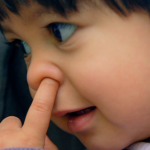 子供が鼻くそを食べる理由…実は身体にさまざまな悪影響を及ぼすものだった…