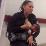見ず知らずの赤ちゃんに授乳する女性警察官を写した1枚の写真が世界中で話題に…