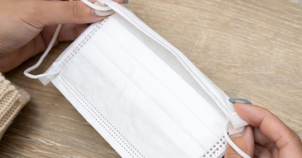 マスクの紐は内側 外側 プリーツの向きは マスクの正しい付け方が話題に バズニュース速報